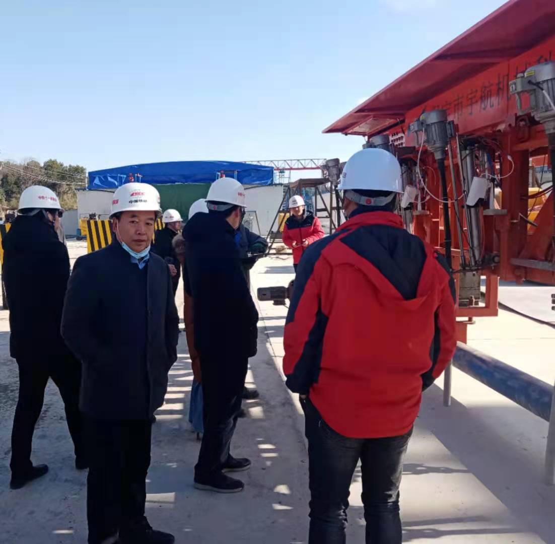 高鐵箱梁橋面自動(dòng)振搗臺車 高鐵箱梁橋面自動(dòng)振搗臺車